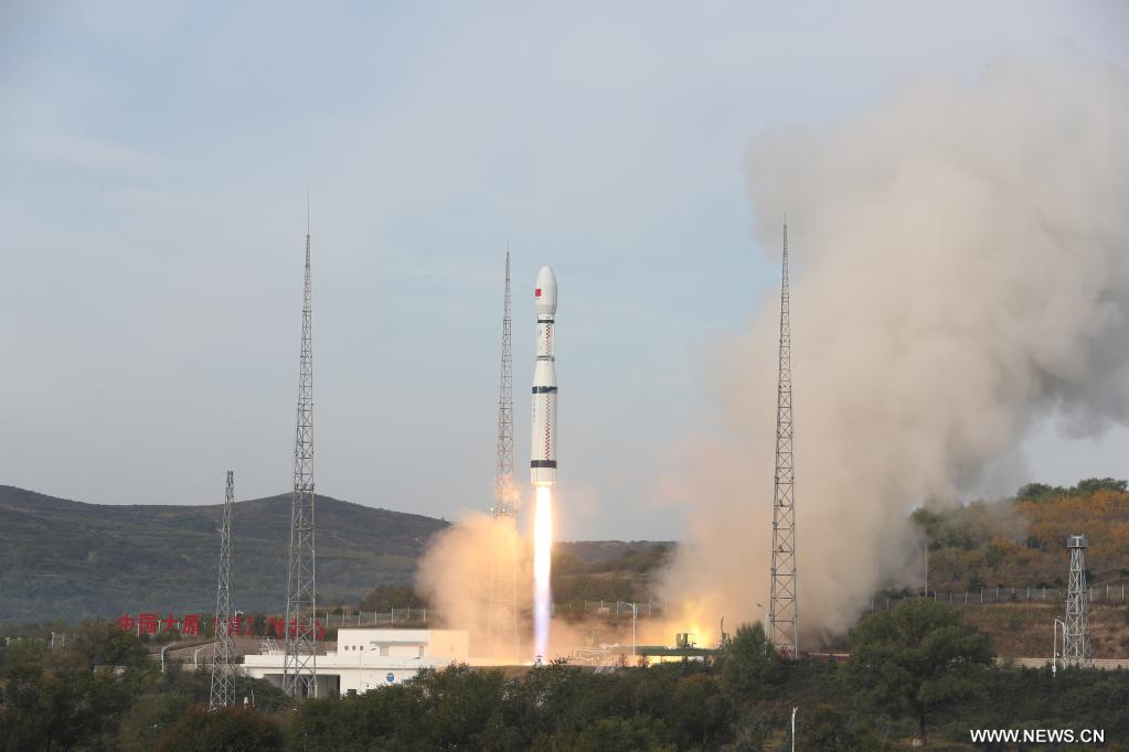 الصين تطلق ثلاثة أقمار صناعية جديدة إلى الفضاء