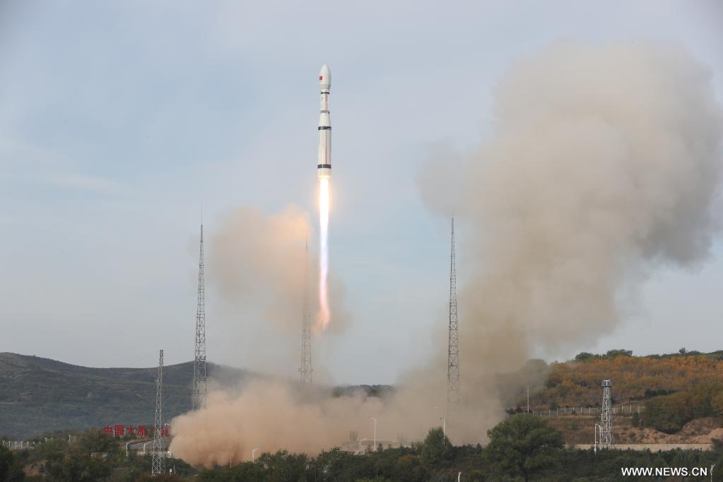 الصين تطلق ثلاثة أقمار صناعية جديدة إلى الفضاء