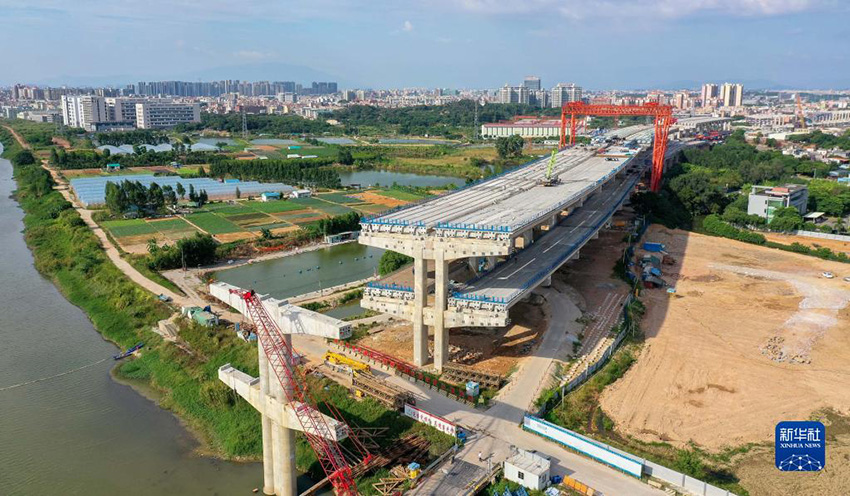 لتقليل مساحة البناء، شركة صينية تنبني جسرا من طابقين بجنوبي الصين 