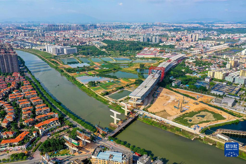 لتقليل مساحة البناء، شركة صينية تنبني جسرا من طابقين بجنوبي الصين 