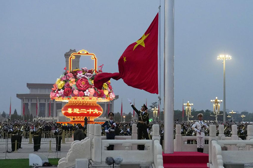إقامة مراسم رفع العلم الوطني بمناسبة العيد الوطني الصيني