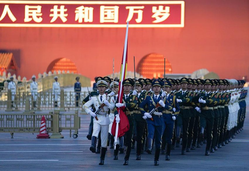 إقامة مراسم رفع العلم الوطني بمناسبة العيد الوطني الصيني