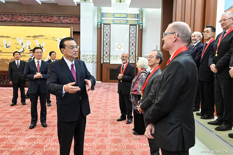 رئيس مجلس الدولة الصيني: الصين توفر ظروفا ملائمة للمواهب الأجنبية