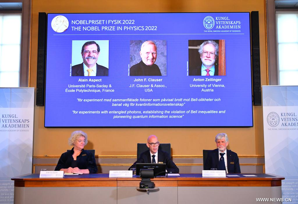 ثلاثة علماء يتشاركون جائزة نوبل في الفيزياء لعام 2022