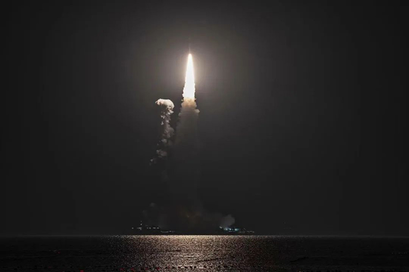 الصين ترسل قمرين صناعيين إلى الفضاء عبر منصة إطلاق بحرية