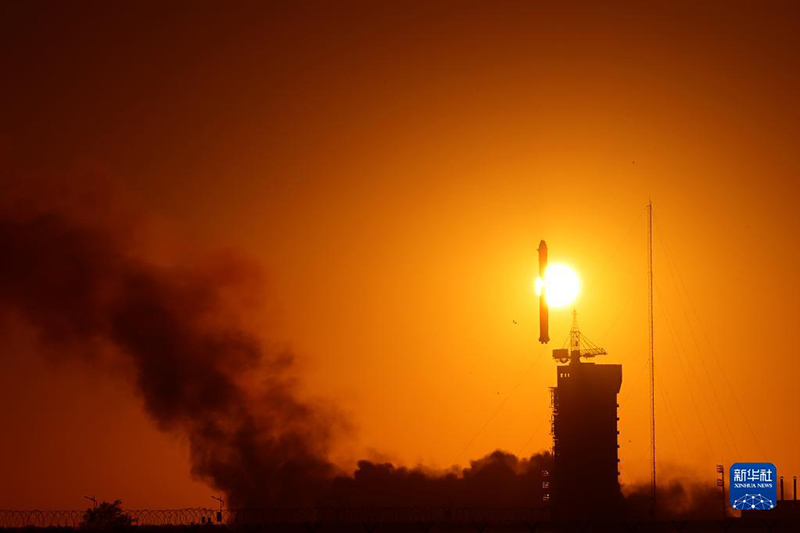 الصين تطلق مرصدا فضائيا لكشف أسرار الشمس