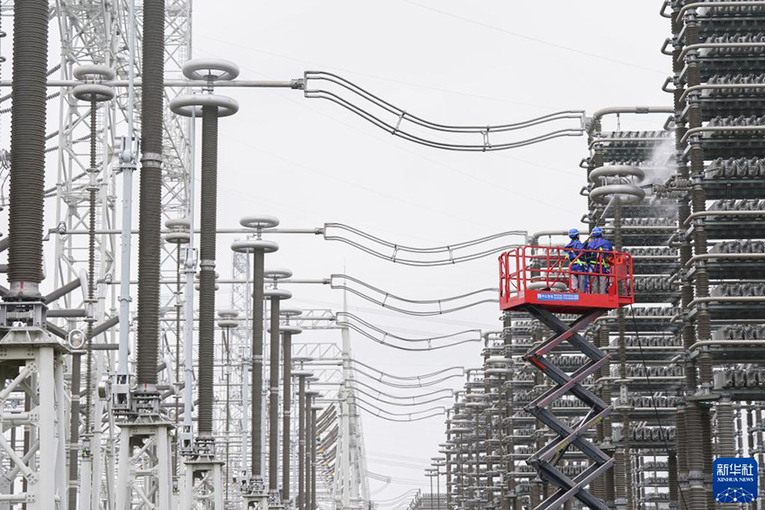 700 تقني ينهون صيانة محطة محول الكهرباء الأعلى جهدا في العالم