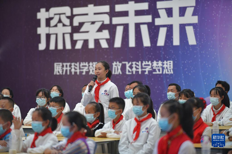 رواد فضاء صينيون يلقون محاضرة من الوحدة المعملية 