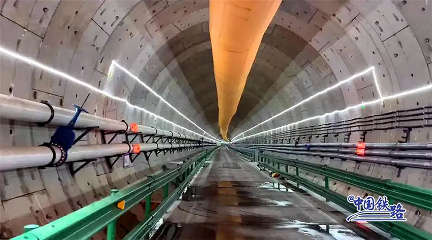  الصين تبني خط سكة حديد بعمق 100 متر في قاع البحر
