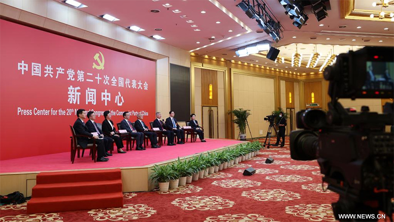 مركز الإعلام للمؤتمر الوطني الـ20 للحزب الشيوعي الصيني يعقد مؤتمرا صحفيا جماعيا 