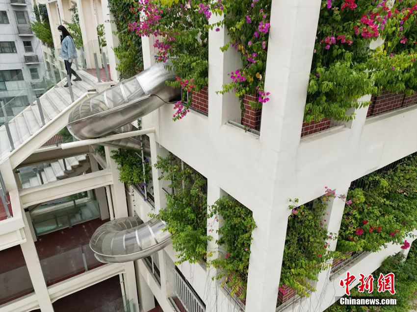 تشنغدو، مبنى يستخدم مزلجا لنزول الموظفين بعد انتهاء الدوام