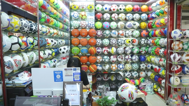 انتعاش مبيعات المنتجات الرياضية في إيوو مع ارتفاع طلبات الدول العربية لمنتجات كأس العام 2022