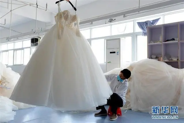 بلدة صينية تضخ إلى السوق أكثر من 10 آلاف فستان زفاف يوميا