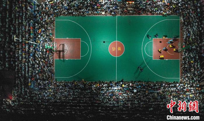 قرية تايبان الجبلية تصبح موطنا لمباريات كرة السلة الساخنة في الصين 