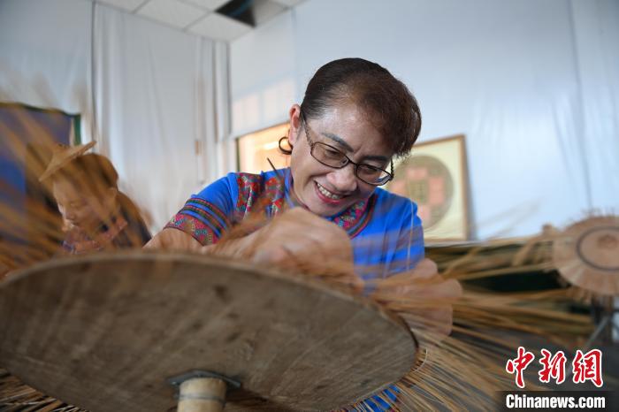 قبّعة الخيزران، رمز الحب والكنز الثقافي لقومية ماونان في الصين