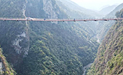 تشونغتشينغ تبني تلفريكا على ارتفاع 300 متر، لتسهيل إنشاء جسر جبلي ضخم