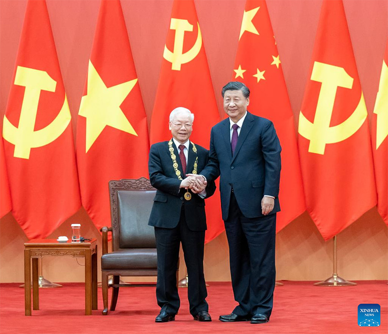 شي يمنح الأمين العام للجنة المركزية للحزب الشيوعي الفيتنامي وسام الصداقة