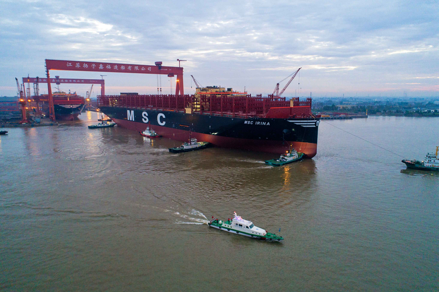 الأضخم في العالم، سفينتا حاويات تنزلان المياه في نهر اليانغتسي  