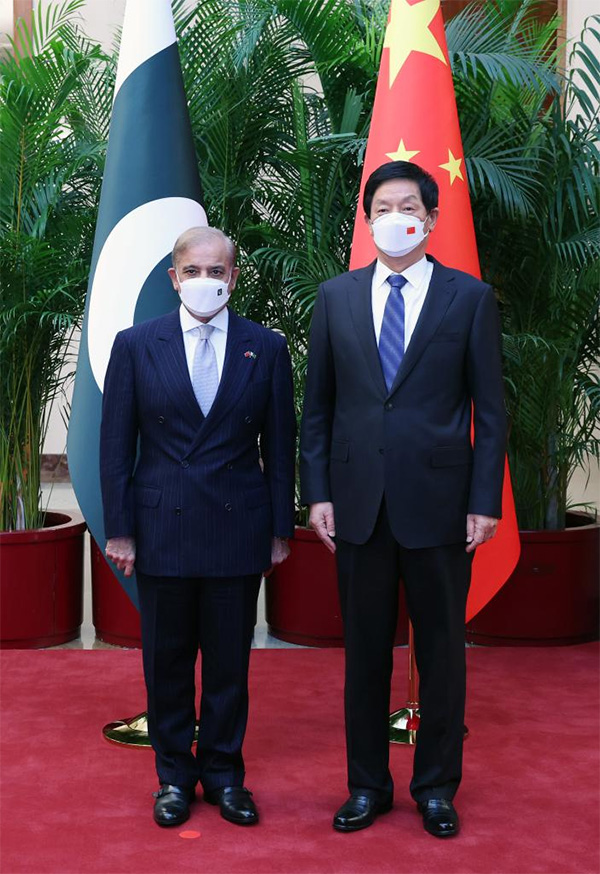 كبير المشرعين الصينيين يجتمع مع رئيس الوزراء الباكستاني