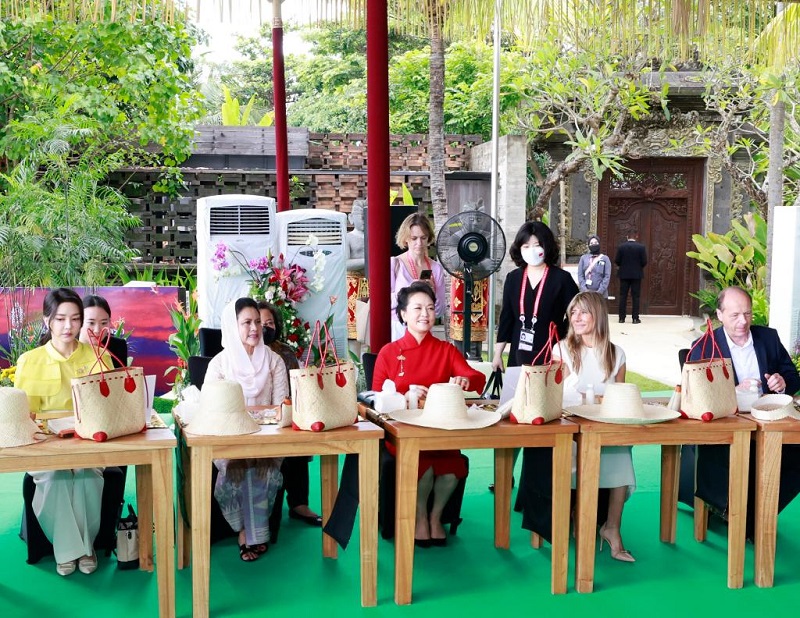 بنغ لي يوان تحضر حدثا لزوجات قادة مجموعة العشرين