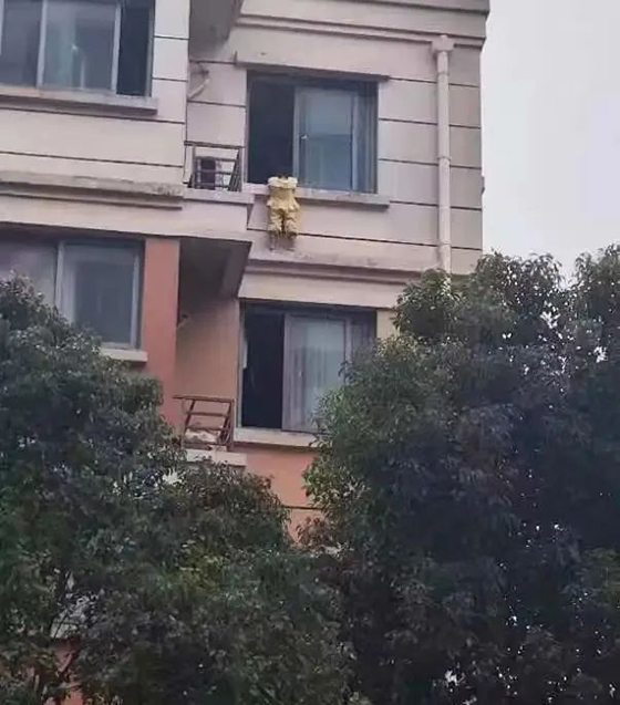 شنغهاي: رجل ينقذ فتاة معلقة خارج النافذة 