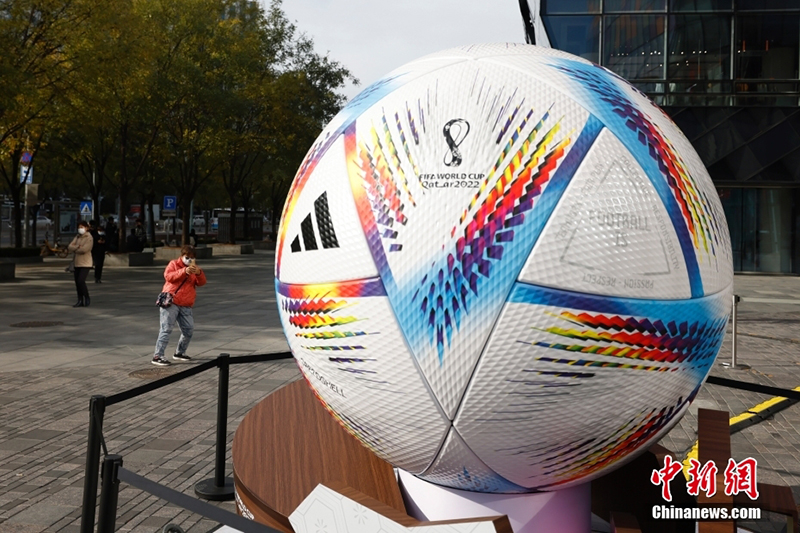 كرة القدم العملاقة لكأس العالم 2022 تزين شوارع بكين
