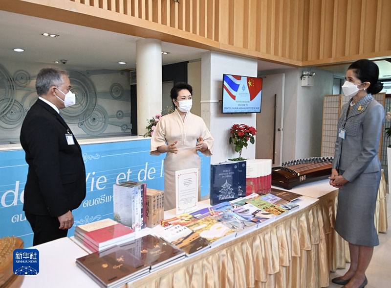 بنغ لي يوان تزور معهد الأميرة غالياني فادانا للموسيقى في تايلاند