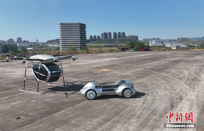 إطلاق أول سيارة طائرة ذكية من هيكل منفصل في العالم بمدينة تشونغتشينغ