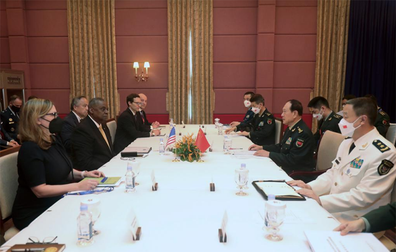 وزيرا دفاع الصين والولايات المتحدة يعقدان محادثات بشأن العلاقات الثنائية في كمبوديا