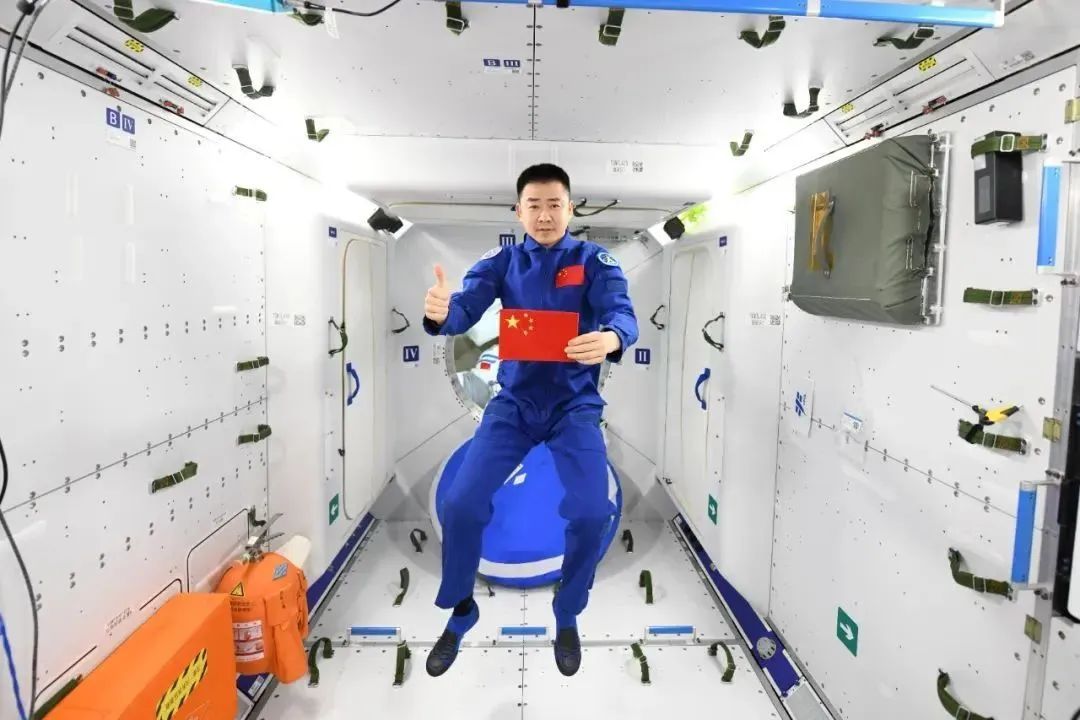 تشن دونغ، يصبح أول رائد فضاء صيني يقيم أكثر من 200 يوم في الفضاء