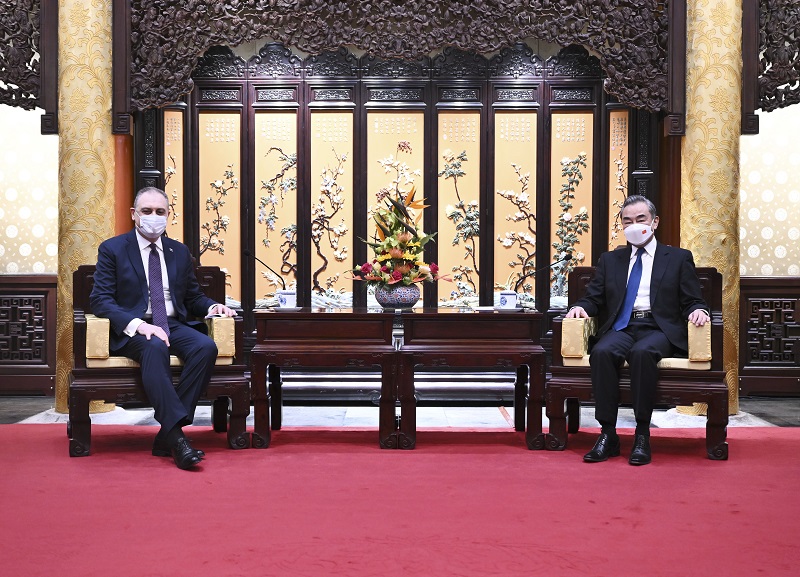 وزير الخارجية الصيني يلتقي السفير الروسي لدى الصين