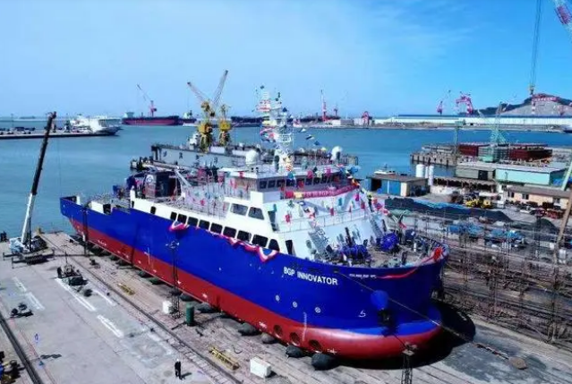 أول سفينة صينية للتنقيب في المياه الضحلة تصل ميناء أبوظبي