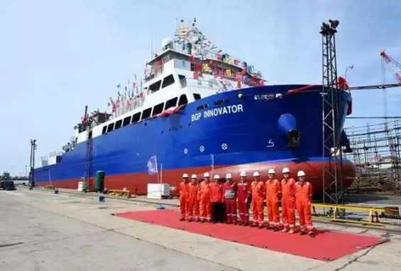 أول سفينة صينية للتنقيب في المياه الضحلة تصل ميناء أبوظبي