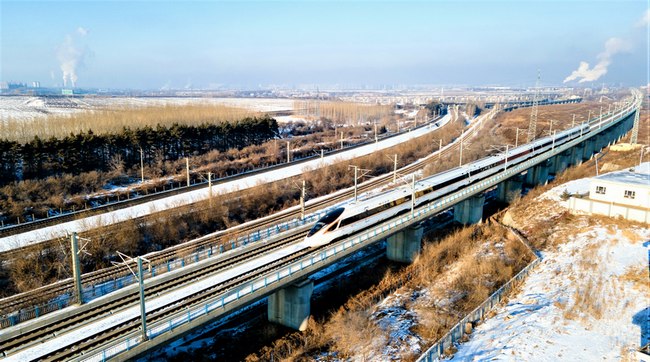 في الذكرى السنوية العاشرة ..  أول سكك حديدية عالية السرعة المقاومة للبرد الشديد  في العالم  تنقل ما مجموعه  670 مليون مسافر 