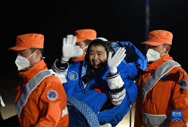 طاقم سفينة الفضاء الصينية ((شنتشو-14)) يعود للأرض بسلام