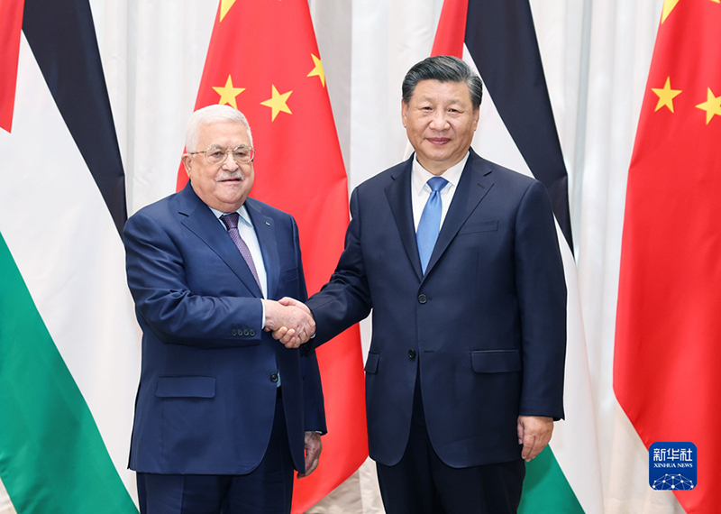 الرئيس الصيني شي جين بينغ يلتقي مع الرئيس الفلسطيني محمود عباس