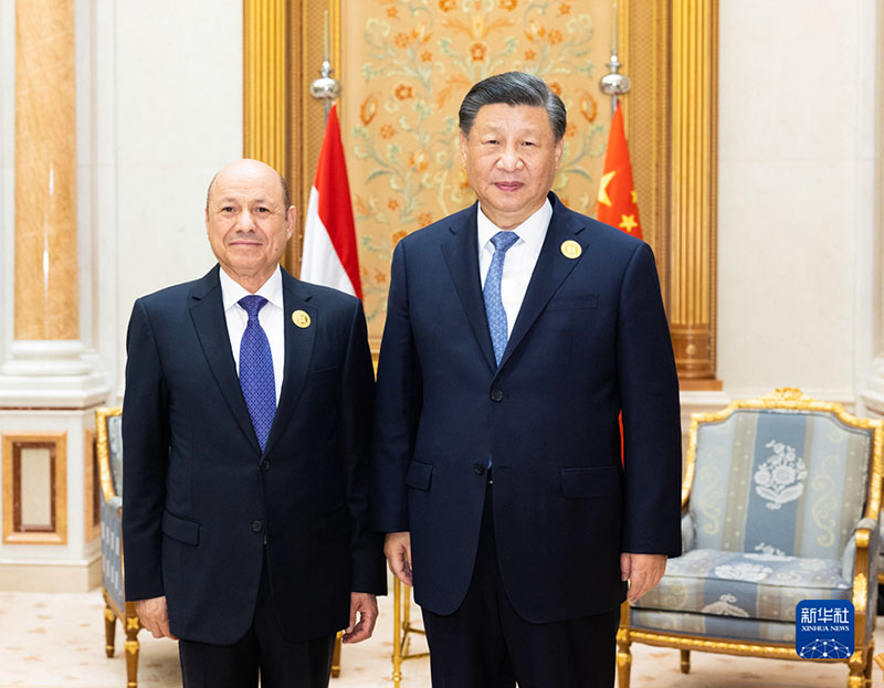 الرئيس الصيني شي جين بينغ يلتقي رئيس مجلس القيادة الرئاسي في اليمن