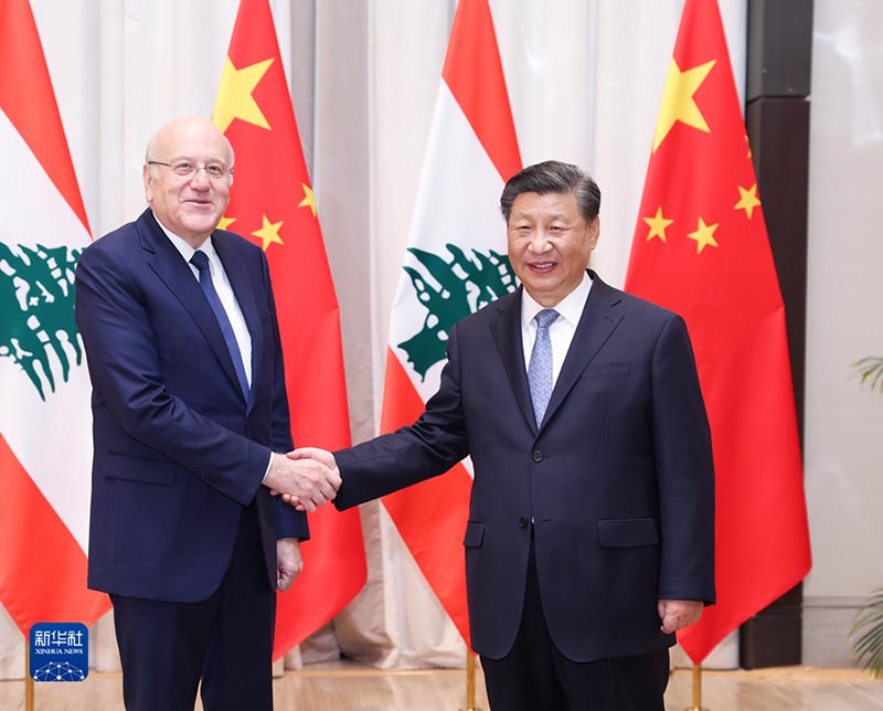 الرئيس الصيني شي جين بينغ يلتقي برئيس الوزراء اللبناني