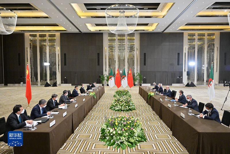 الرئيس الصيني يلتقي برئيس الوزراء الجزائري