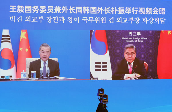 وزيرا خارجية الصين وكوريا الجنوبية يتعهدان بتعزيز العلاقات السليمة