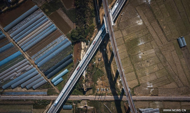 دخول خط سكة حديد فائق السرعة قيد التشغيل في مقاطعة يوننان بجنوب غربي الصين