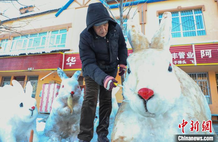 نحات من شينجيانغ يصنع تماثيل الأبراج الصينية من الثلج منذ 21 عاما