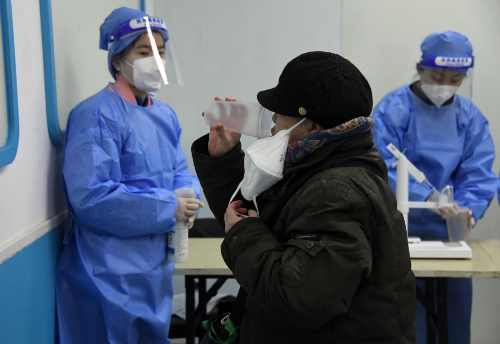  الصين تسهل للسكان تلقي اللقاح القابل للاستنشاق ضد كوفيد-19