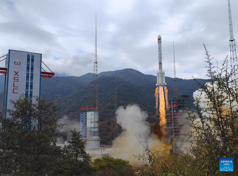 الصين تطلق قمرا صناعيا جديدا للتجارب في الفضاء
