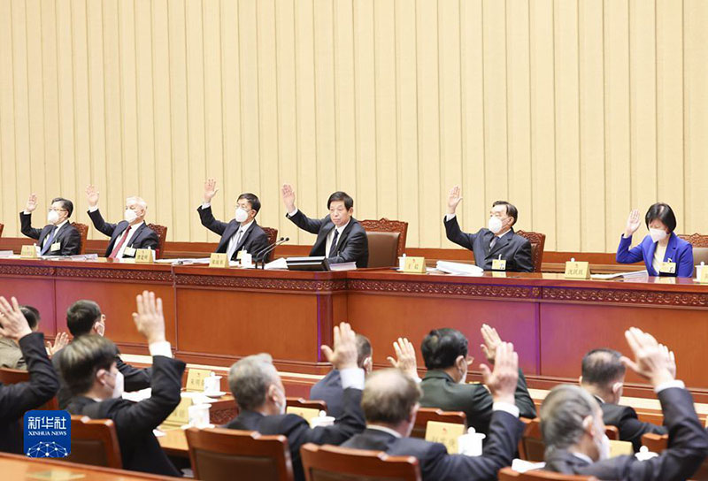 تقرير إخباري: أعلى هيئة تشريعية في الصين تختتم جلسة لجنتها الدائمة