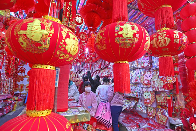 الصورة: ازدهار سوق الزينات الحمراء التقليدية مع اقتراب رأس السنة الصينية الجديدة