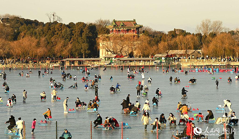 القصر الصيفي يفتتح أكبر ساحة تزلج في بكين 