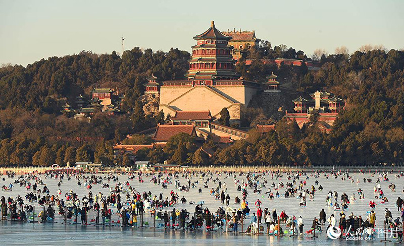 القصر الصيفي يفتتح أكبر ساحة تزلج في بكين 