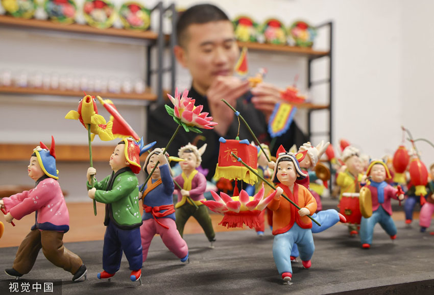 حرفي صيني يبدع في صناعة مجسمات الأرانب بالعجينة لاستقبال العام الصيني الجديد