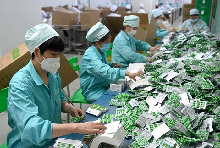 الصورة: إنتاج أدوية مكافحة كوفيد-19 في شنشي الصينية